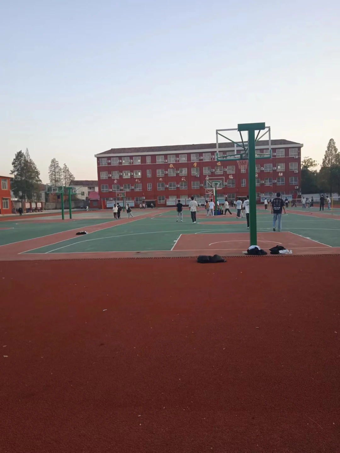 刻苦训练篮球时如何避免受伤的建议_1